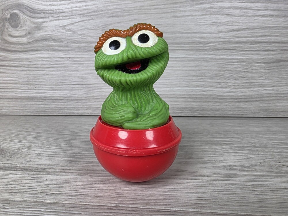 Hasbro Oscar Grouch Sesame Street Plastic Wobble Toy Figure Weeble Wooble SU63